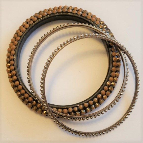Unknown Jewelry - $7 Alone/$5 Bundled Costume Jewelry Bracelet